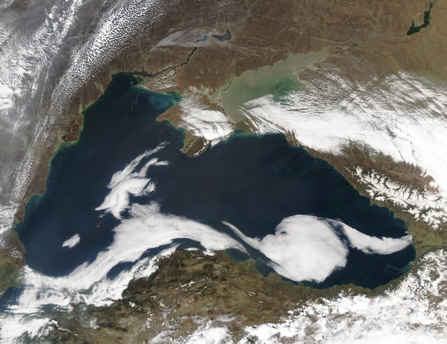 Satelitní snímek Černého moře s pobřežím Ukrajiny, Krymem, okolními pevninami a oblačností.