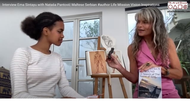 Dvě osoby sedí proti sobě; starší žena drží mikrofon a mladá účastnice odpovídá.